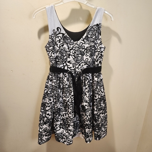 Emely West White and Black Hollidays Girls Velvet Floral detail size Girls 16 - Picture 3 of 13
